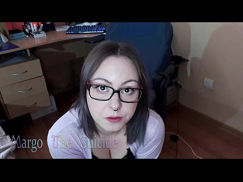 ❤️ Сексуальна дівчина в окулярах глибоко відсмоктує дилдо на камеру ❤ Порно у нас ﹏